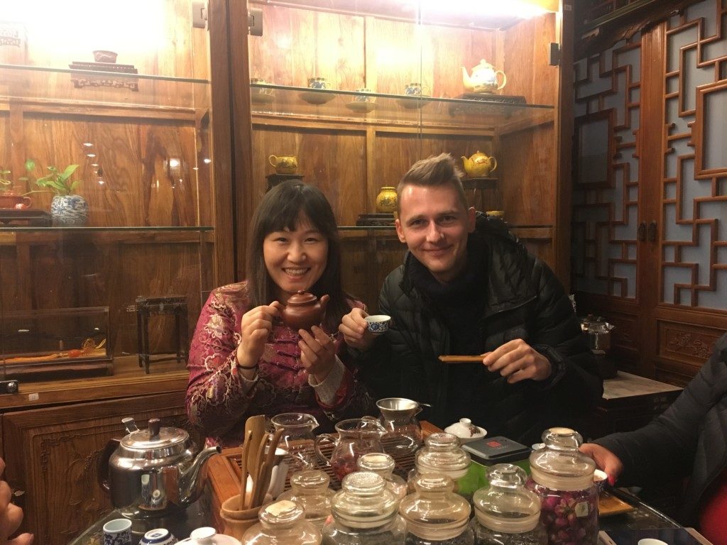 Помните, что, находясь в Китае, обязательно посетите один из специальных чайных магазинов, в котором, помимо покупок, вам также будет предложено совместно заваривать и тестировать чаи