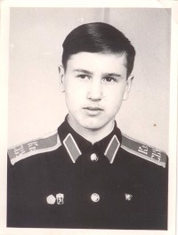 В 1974 году с золотой медалью окончил Киевское суворовское военное училище