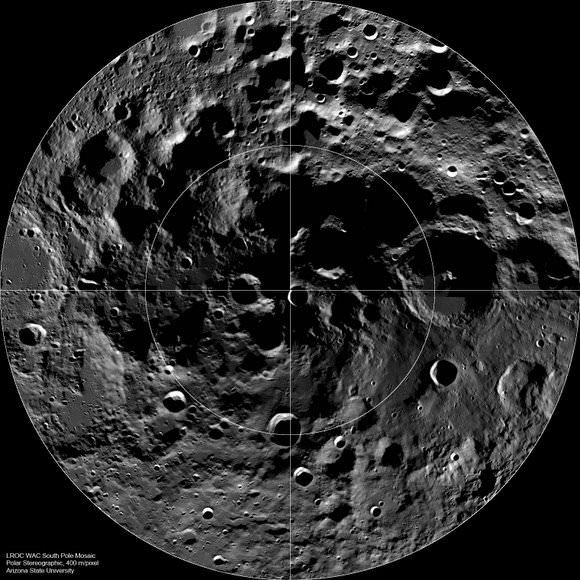 Мозаика широкоугольной камеры LROC (WAC) лунного Южного полюса, ширина ~ 600 км