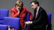 «Меркель уже изменила свою политику в отношении мигрантов на 180 градусов, но она никогда не признавала этого», - сказал Ханс-Олаф Хенкель, член Европарламента от фракции европейских консерваторов и реформистов, гость программы «Studio West»