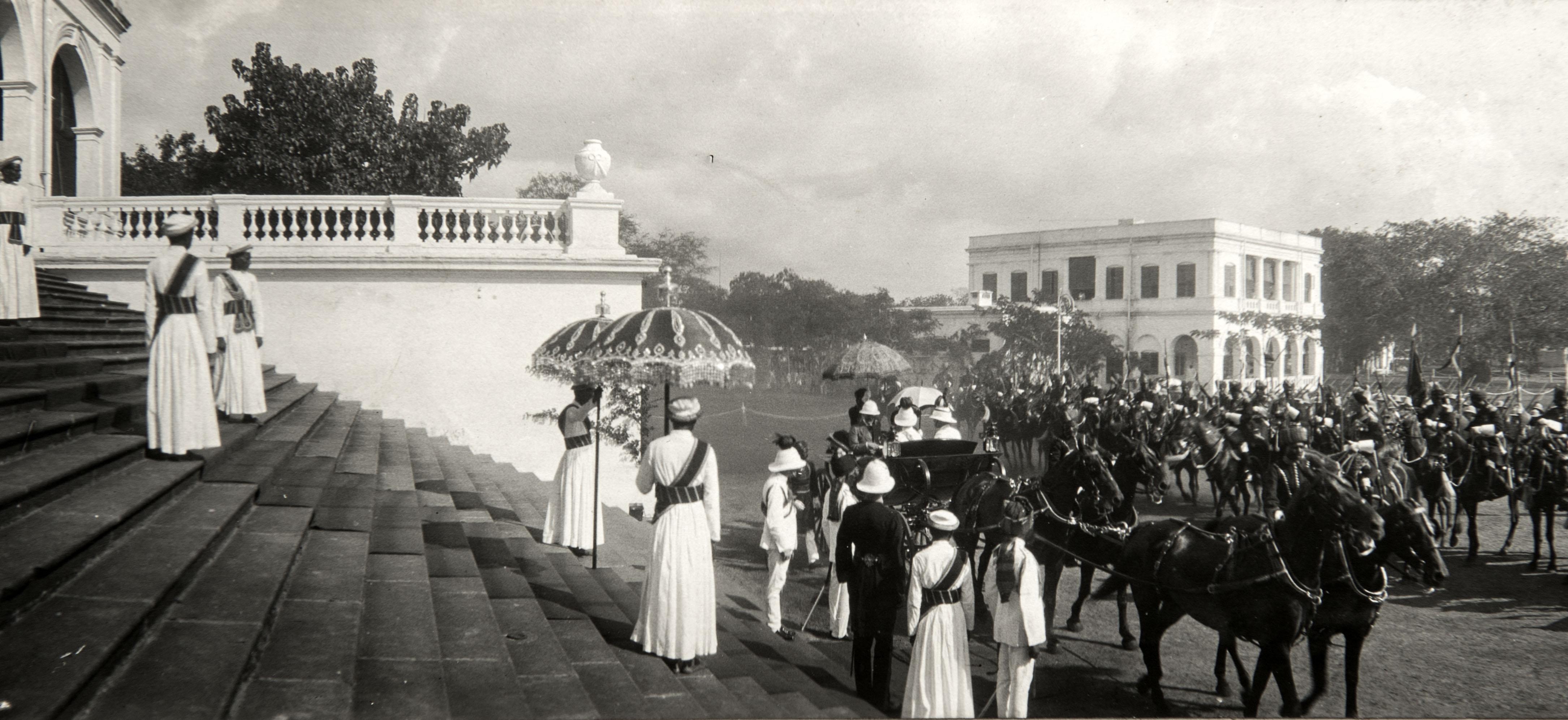 Выглядит как что-то из сцены голливудского фильма - виконт Гошен прибывает в Дом губернаторов в Мадрасе 1924 г
