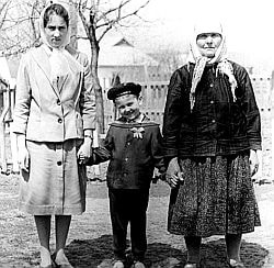 Анатолий Гриценко с мамой и бабушкой