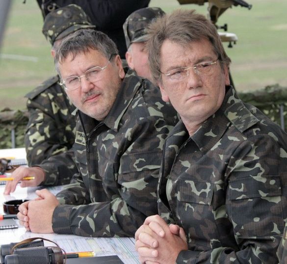 Министр обороны Анатолий Гриценко и президент Украины Виктор Ющенко