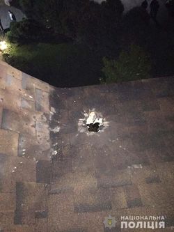 Неизвестные бросили гранату на крышу дома