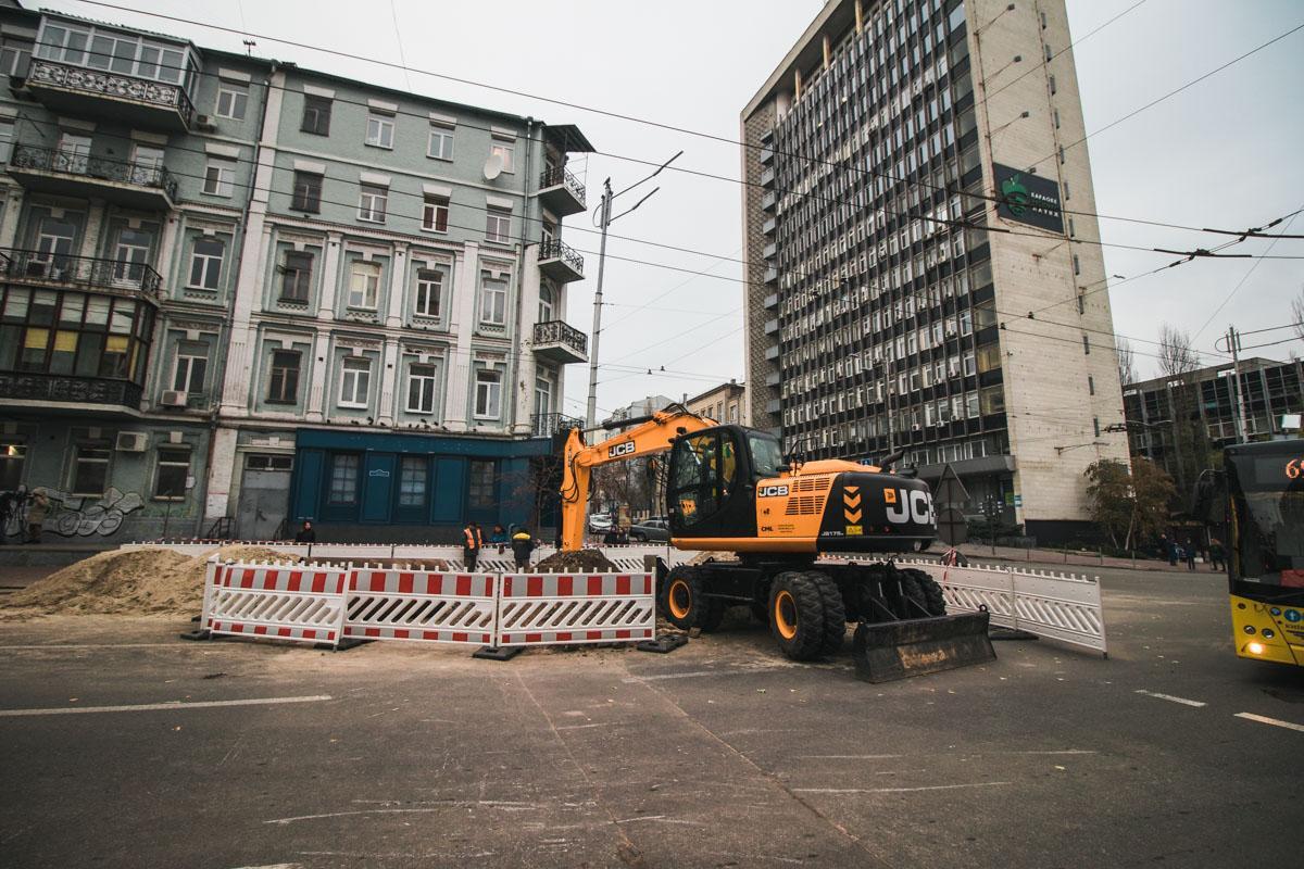 Коммунальщики заменяют аварийно-опасный участок трубопровода и уже завтра планируют восстановить асфальт на месте аварии